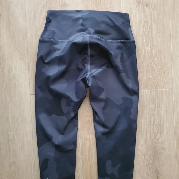 ALO Yoga Black Camouflage Leggings - Picture 4 of 6